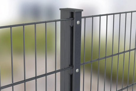 Anthrazit Zaunpfosten mit Abdeckleiste am Doppelstabmattenzaun montiert