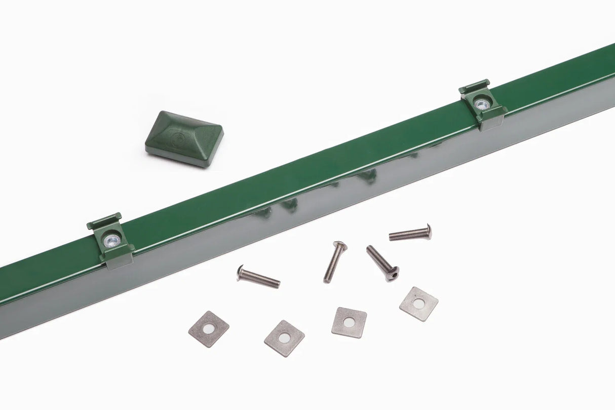 Montageset mit Edelstahl-Plättchen und Schrauben am Zaunpfosten in Moosgrün RAL 6005